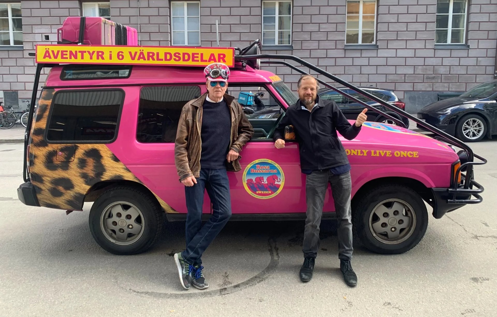 Michael Muhr with Rosa Bussarna founder Anders Eriksson beside the pink safari expedition vehicle